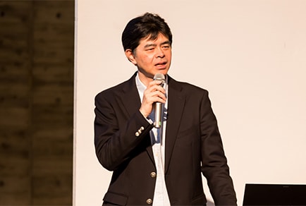 Photo of Kunihito Sawai speaking on stage