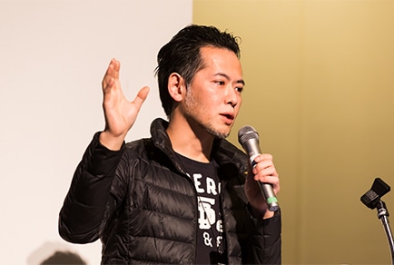 Photo of Hiroshige Fukuhara speaking on stage