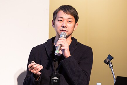 Photo of  Daisuke Ishii speaking on stage