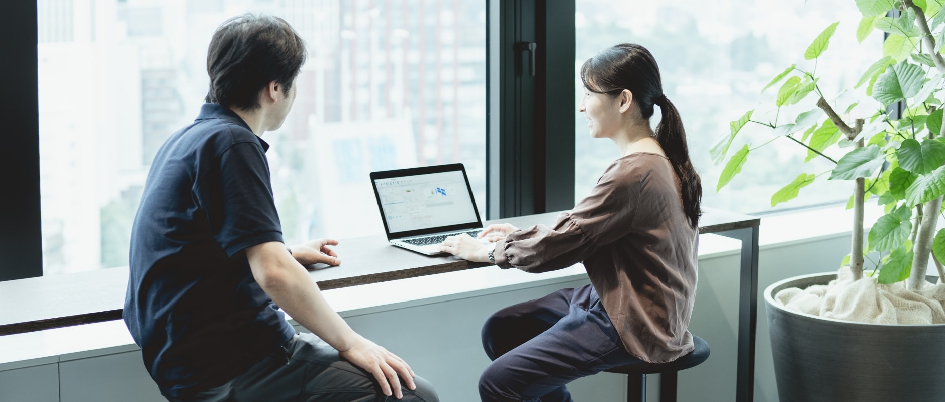 Photo of Hakoda and Tateishi chatting