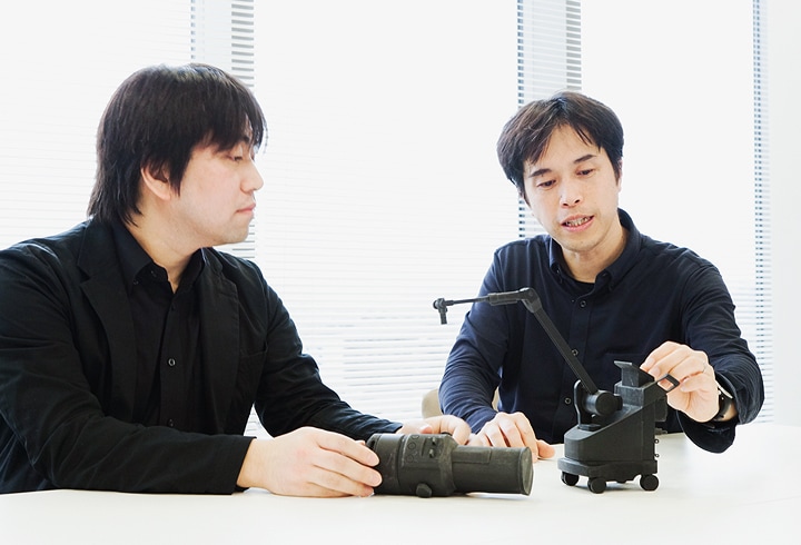 Photo of Iseki and Hakoda discussing