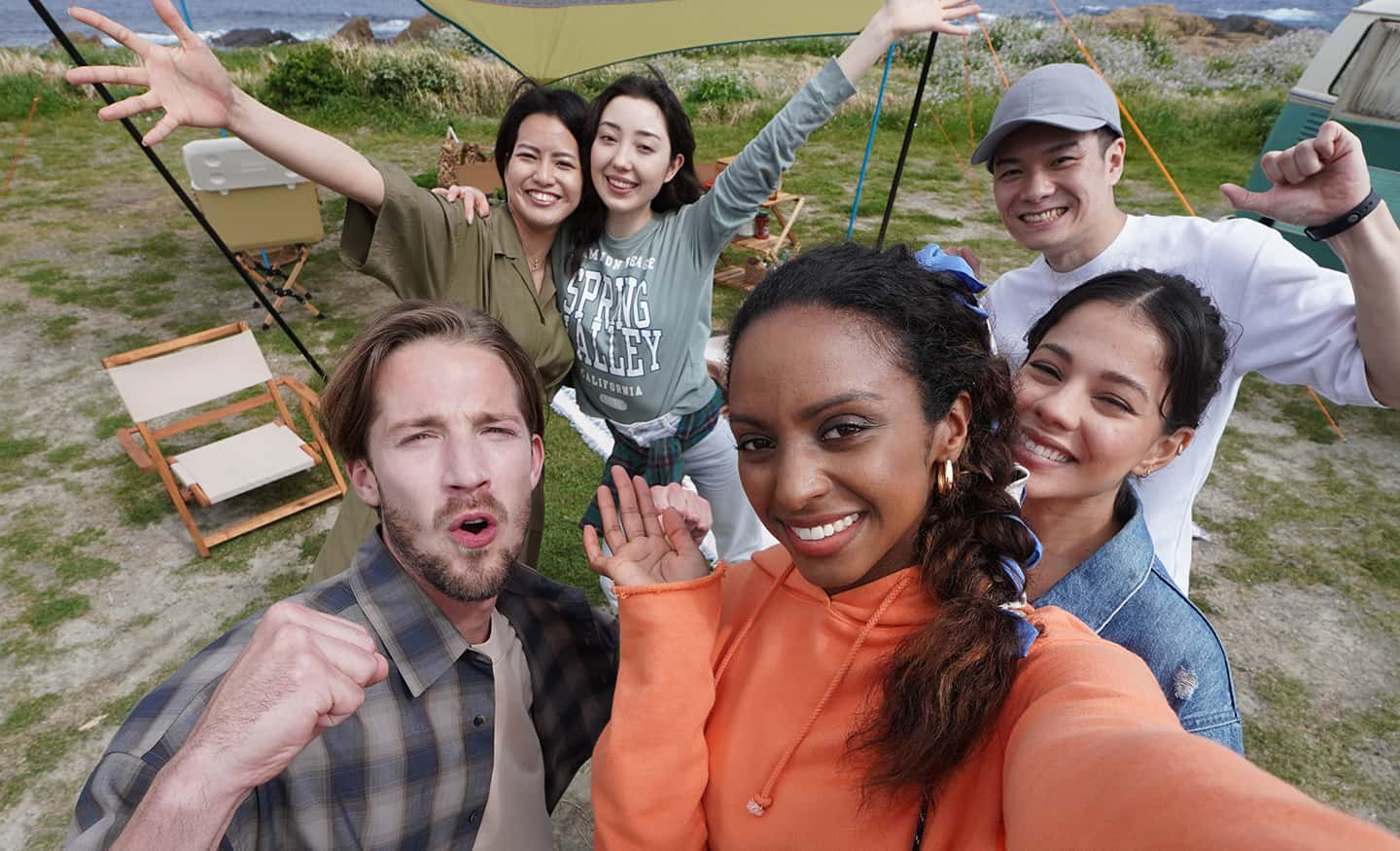 Image showing that multiple people can fit in the frame, even when shooting a selfie