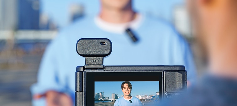 Picture of two people recording their voices with the ECM-W2BT, using both the transmitter and receiver