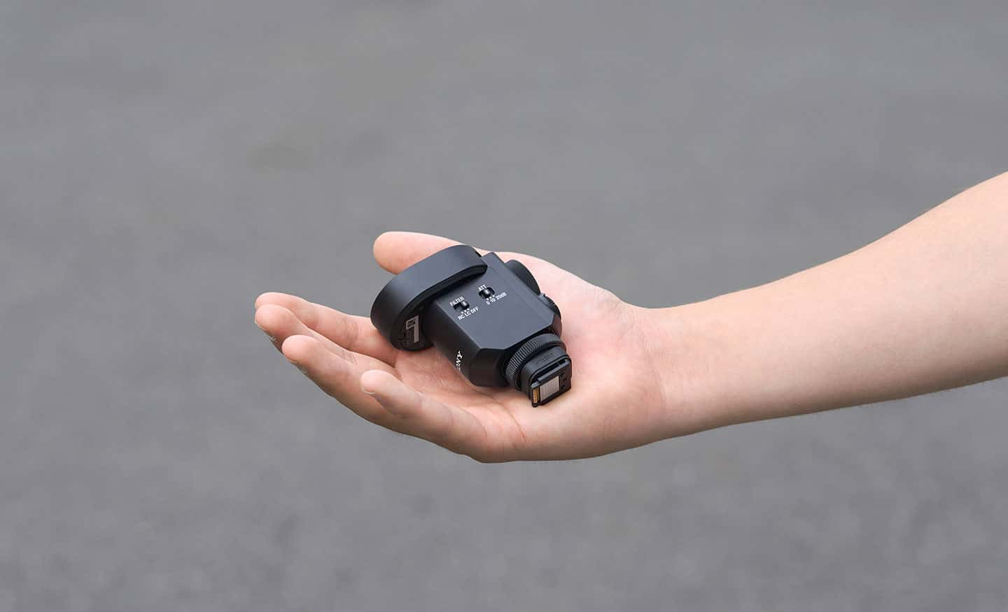 Usage image showing microphone being carried in user’s hand