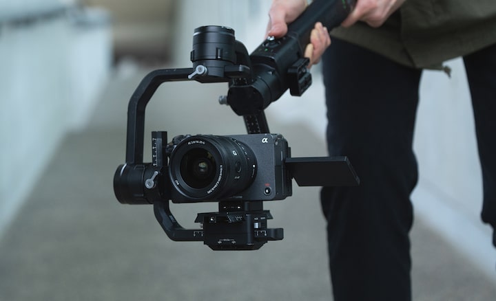 A usage image of with the FX3 on a gimbal, with the FE 16-25mm F2.8 G lens attached