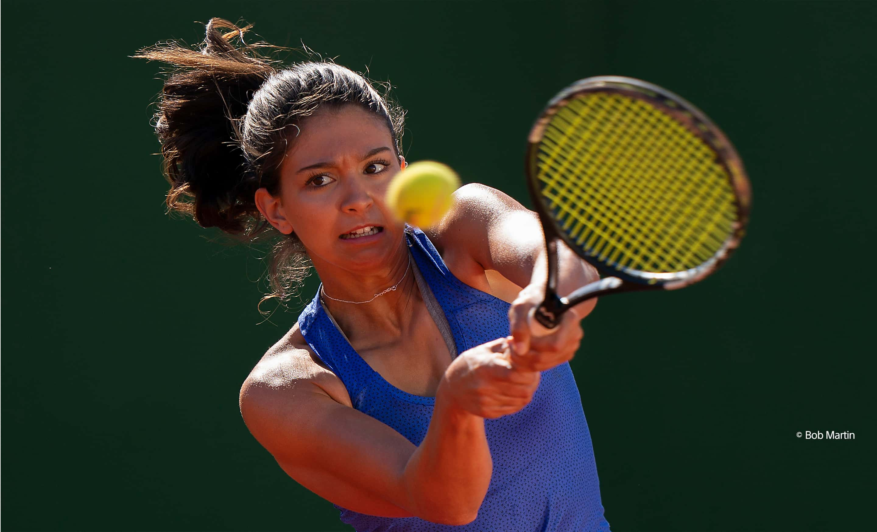 woman playing tennis