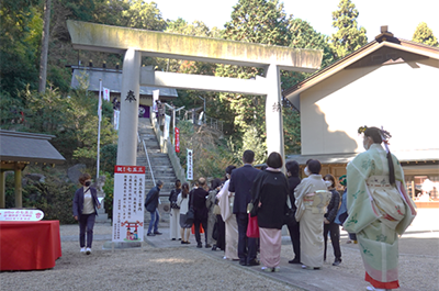 猿田彦三河神社へ「aiboの七五三」に向かう方々の参列