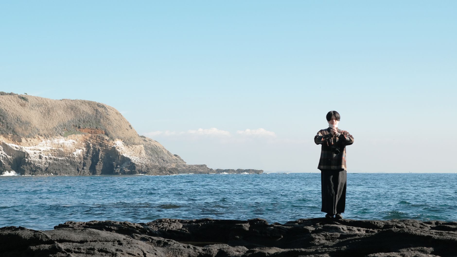 海岸に佇む弓場の写真