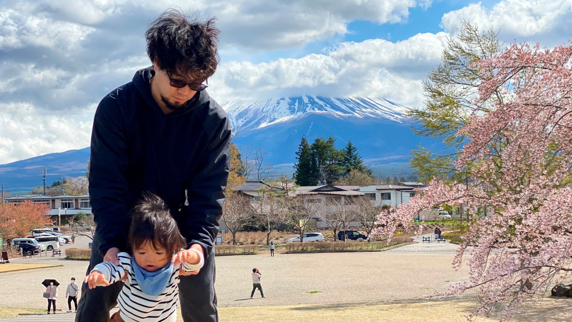 休日に自分の子どもと遊んでいる唐澤の写真