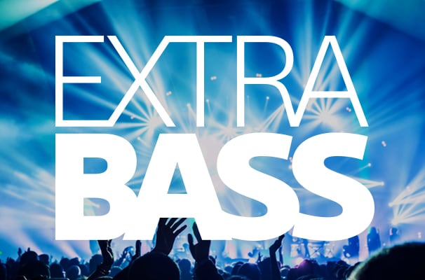 EXTRA BASSのロゴタイプ、背景に音楽フェスの会場のイメージを配したパターン