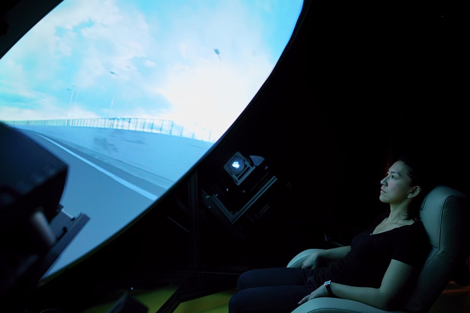 Immersive Space Entertainmentの「360 Movie」を来場者が体験している写真