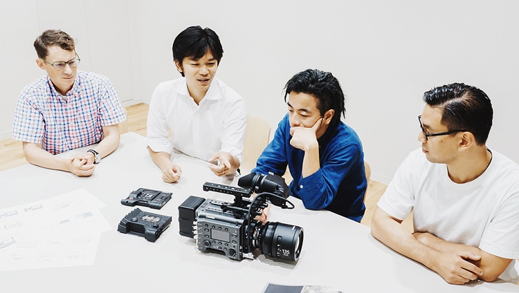 フォレスト、岡橋、平野、横山が議論している写真